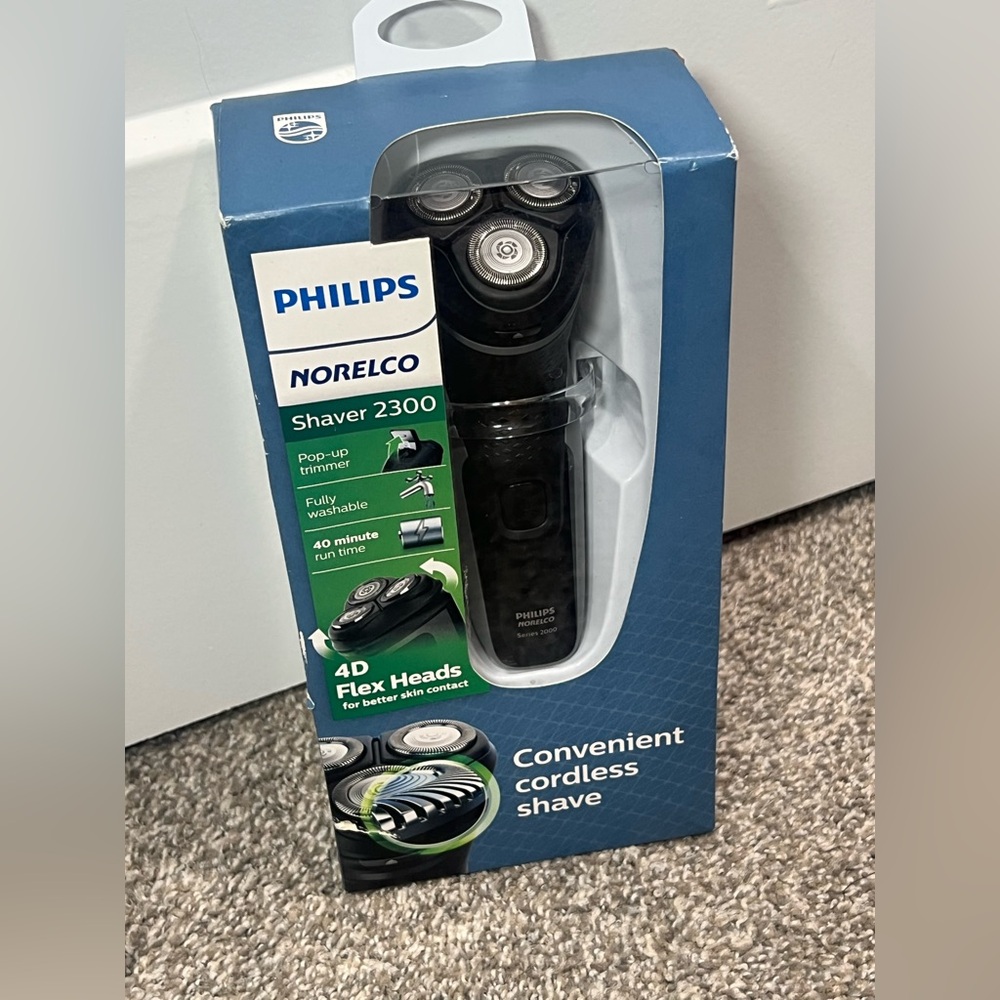 Philips Norelco Shaver 2300 - Black and Gray